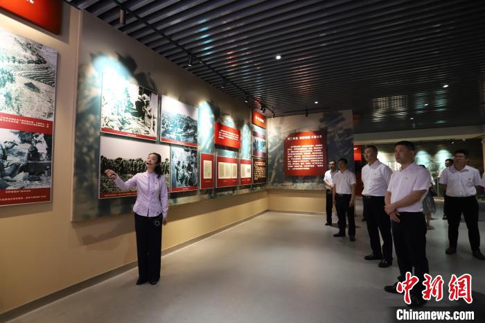 圖為(wei) 西藏航空一行在臨(lin) 沂市孟良崮戰役紀念館開展主題教育活動。　薑博 攝