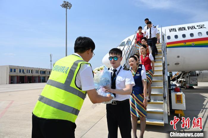 圖為(wei) 機組順利抵達後獲贈祝賀。　趙朗 攝