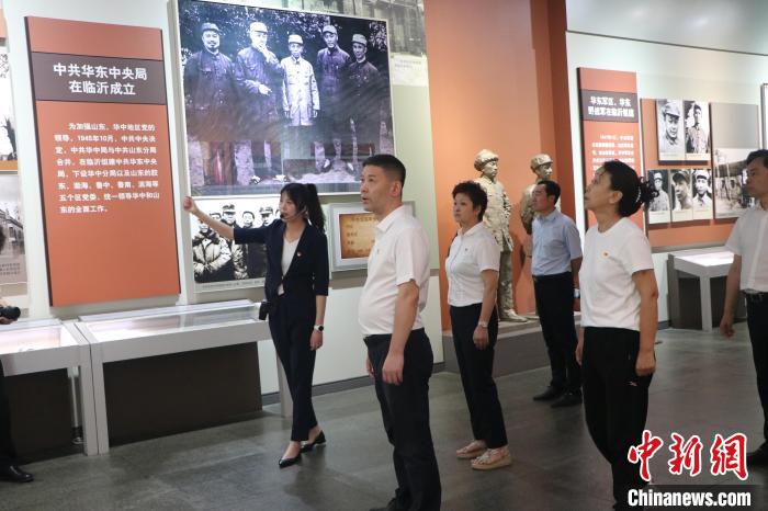 圖為(wei) 西藏航空一行在臨(lin) 沂市沂蒙革命紀念館開展主題教育活動。　薑博 攝