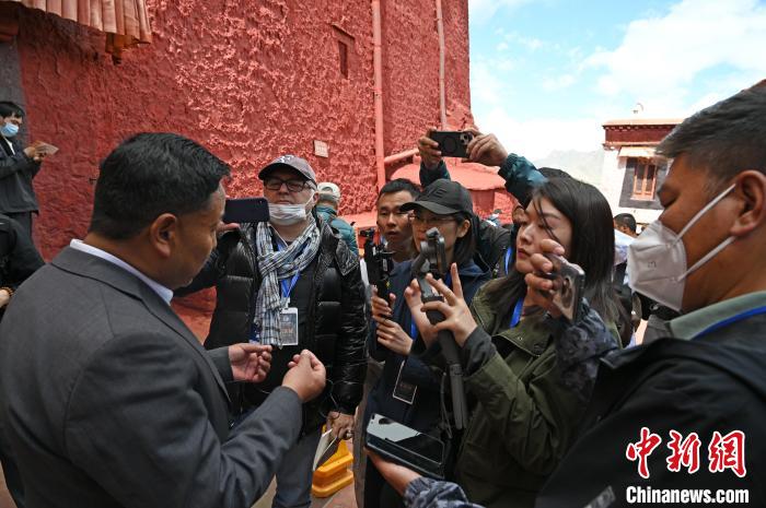 圖為(wei) 中外媒體(ti) 采訪布達拉宮管理處相關(guan) 負責人。　趙朗 攝