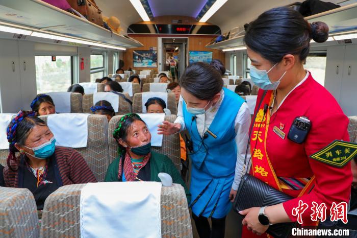 農(nong) 牧民乘坐高原複興(xing) 號動車組出行。　周悅翔 攝