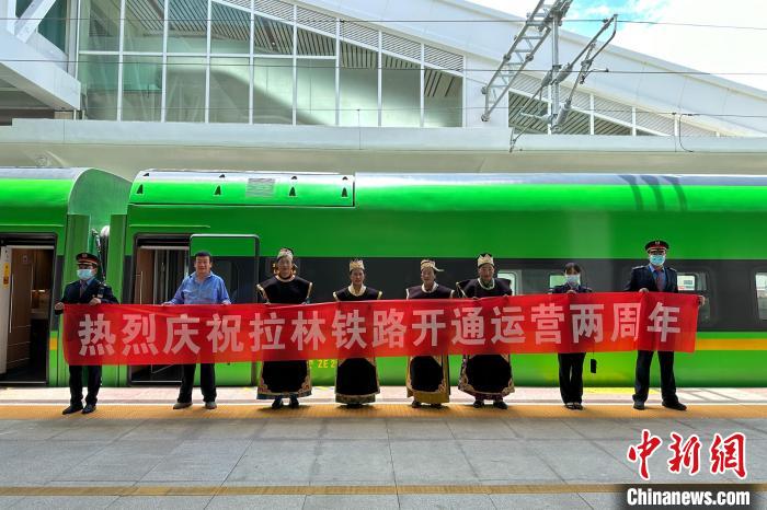 中國鐵路青藏集團有限公司慶祝拉林鐵路開通運營兩(liang) 周年。　李海星 攝