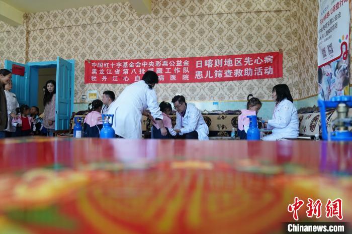 6月27日，西藏康馬縣雙語幼兒(er) 園的孩子參加先心病篩查。　蘇丹 攝