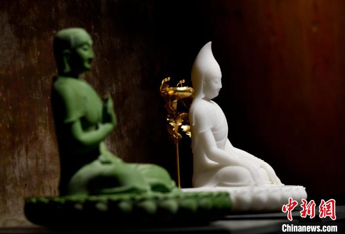 圖為(wei) 展覽中圍繞西藏曆史與(yu) 傳(chuan) 統創作的雕塑作品。　李林 攝