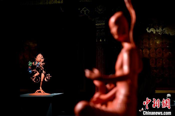 圖為(wei) 展覽中圍繞西藏曆史與(yu) 傳(chuan) 統創作的雕塑作品。　李林 攝