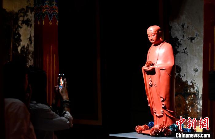 圖為(wei) 觀眾(zhong) 正在欣賞展覽中的雕塑作品。