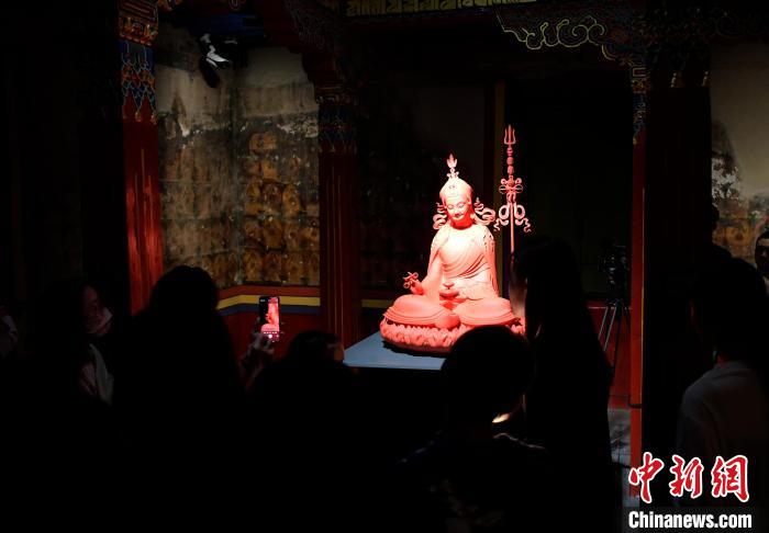 圖為(wei) 觀眾(zhong) 正在欣賞展覽中的雕塑作品。　李林 攝