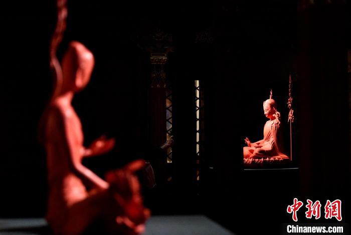 圖為(wei) 展覽中圍繞西藏曆史與(yu) 傳(chuan) 統創作的雕塑作品。　李林 攝