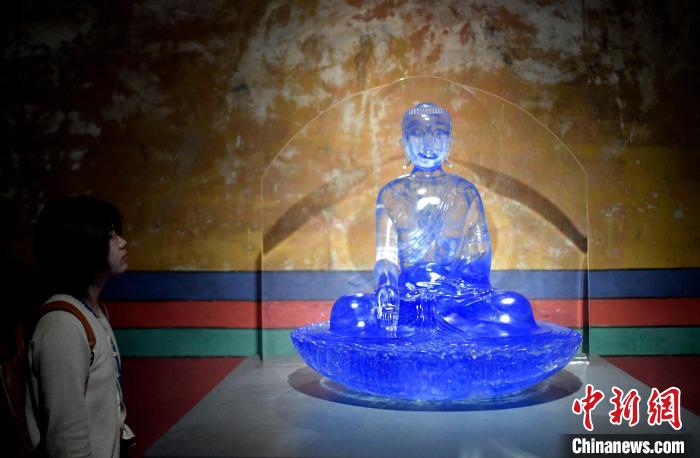 圖為(wei) 觀眾(zhong) 正在欣賞展覽中的雕塑作品。　李林 攝