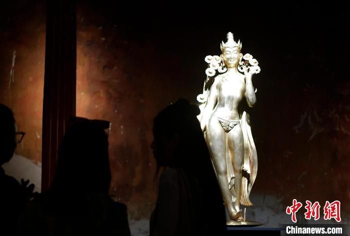 圖為(wei) 觀眾(zhong) 正在欣賞展覽中的雕塑作品《八萬(wan) 四千年》。　李林 攝