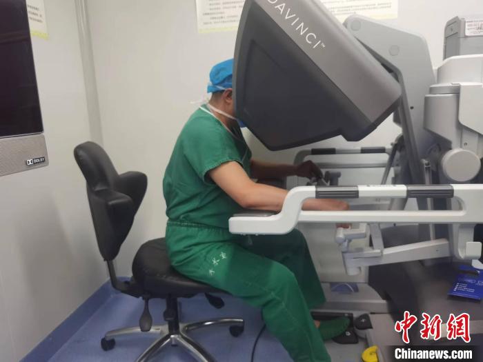 西藏自治區人民醫院成功開展西藏首例達芬奇機器人輔助下腹膜後巨大腫瘤切除術