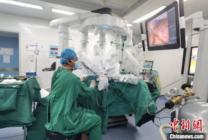 圖為(wei) 援藏主任郝一昌協助進行達芬奇機器人手術。　西藏自治區人民醫院供圖