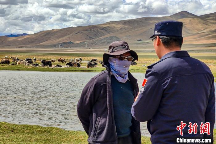 資料圖為(wei) 民警何宗源在公珠湖了解牧民情況。　龍小鳳 攝