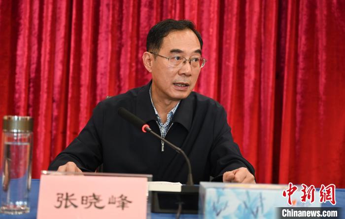 圖為(wei) 西藏自治區黨(dang) 委宣傳(chuan) 部副部長、西藏廣播電視台黨(dang) 組書(shu) 記張曉峰致辭。　趙朗 攝