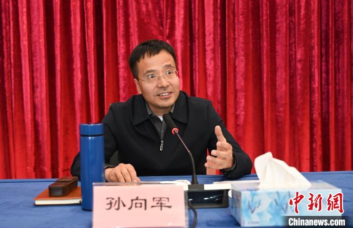 圖為(wei) 西藏自治區黨(dang) 委宣傳(chuan) 部副部長、自治區社科院黨(dang) 組書(shu) 記孫向軍(jun) 主持活動。　趙朗 攝