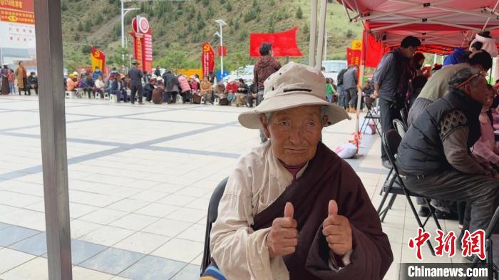 西藏自治區昌都市左貢縣田妥鎮義(yi) 診點，藏族奶奶對義(yi) 診誌願者表示肯定。　曹旭帆 攝