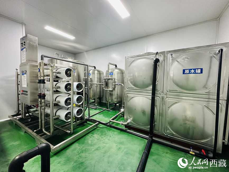 “色達牙泉”礦泉水（桶裝水）生產(chan) 加工基地。人民網記者 次仁羅布攝