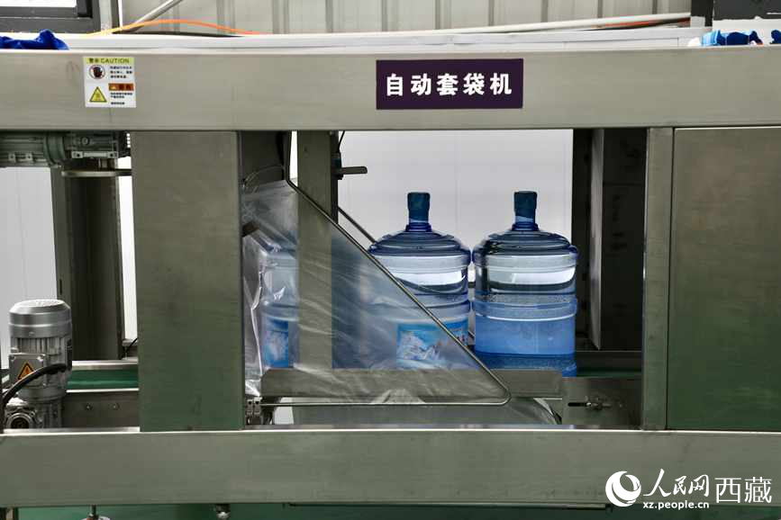 “色達牙泉”礦泉水（桶裝水）生產(chan) 加工基地。人民網記者 次仁羅布攝
