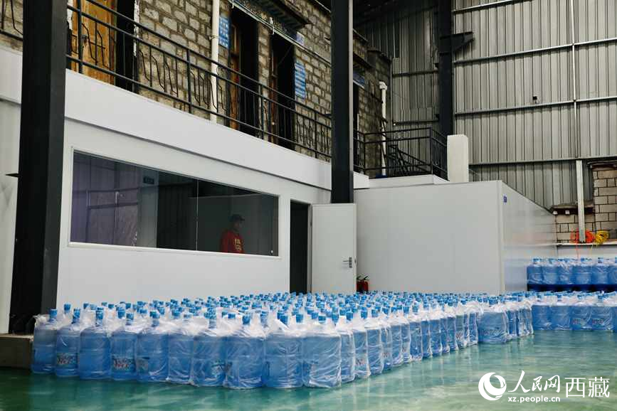 “色達牙泉”礦泉水（桶裝水）生產(chan) 加工基地。人民網記者 次仁羅布攝