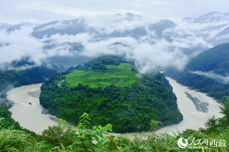 雲(yun) 海裏的果果塘大拐彎。人民網 李海霞攝