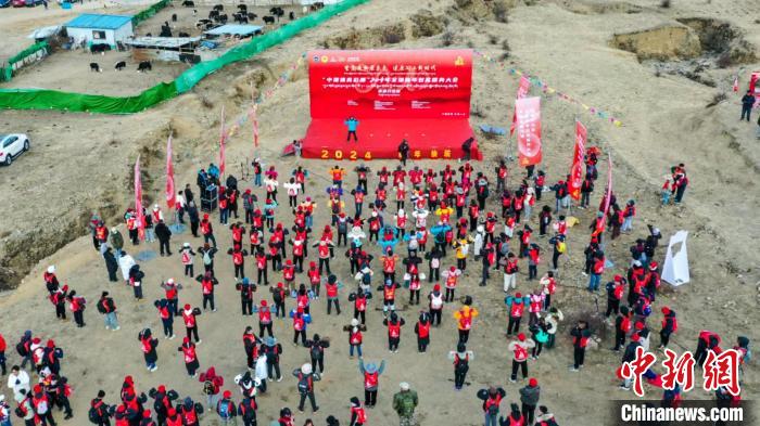 西藏民眾(zhong) 新年登高迎接2024
