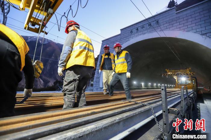 西藏拉林鐵路接收新軌提前備戰第三個(ge) 春運