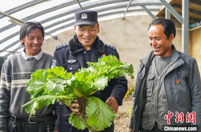 西藏崗巴邊境派出所描繪民族團結美麗(li) 新畫卷