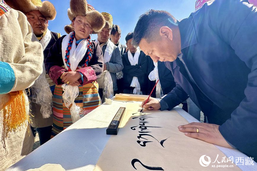 書(shu) 法家為(wei) 祈福一年的豐(feng) 收提筆祝詞。