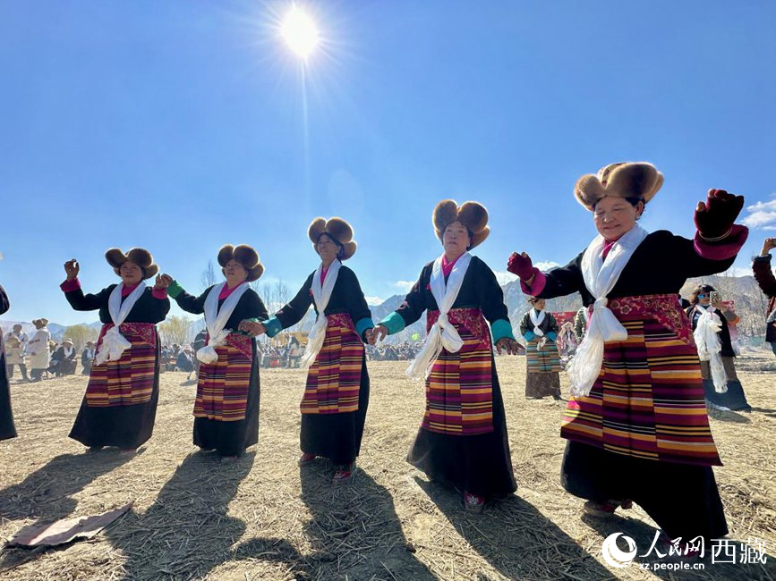 唱祈願歌，為(wei) 祈福一年的豐(feng) 收。
