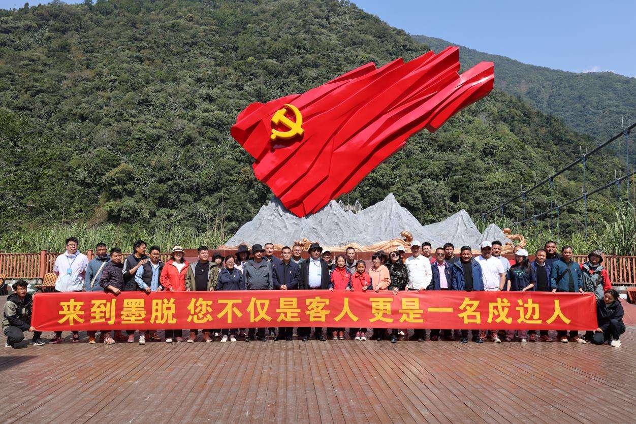 圖為(wei) ：縣外遊客在墨脫縣愛國強邊教育基地觀摩學習(xi) 