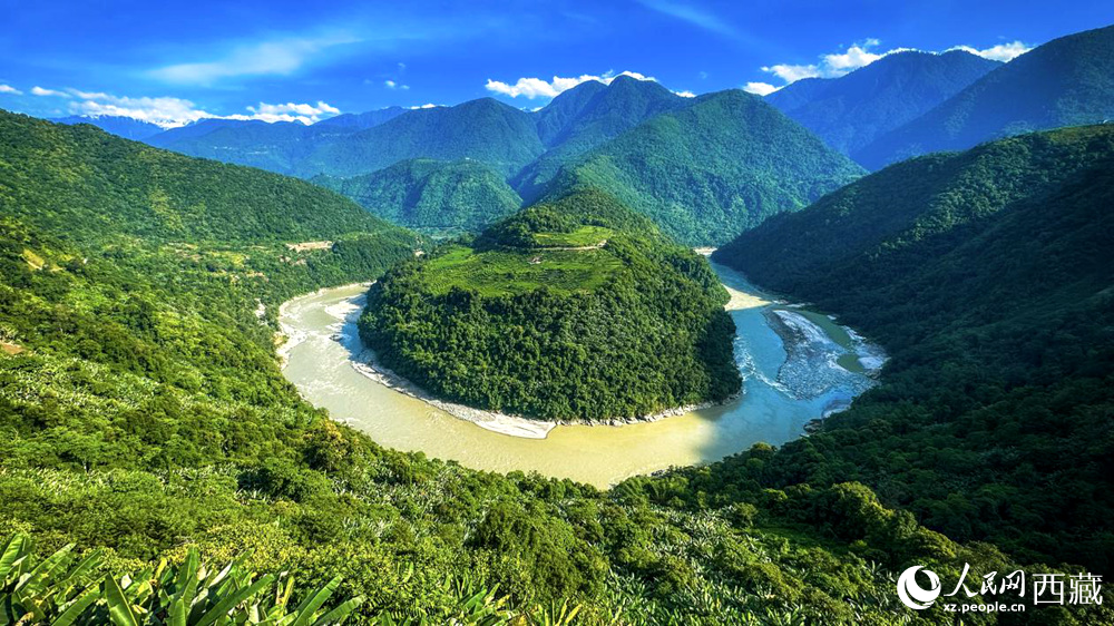風景秀麗(li) 、植被繁茂的西藏林芝市墨脫縣果果塘大拐彎。人民網記者 次仁羅布攝
