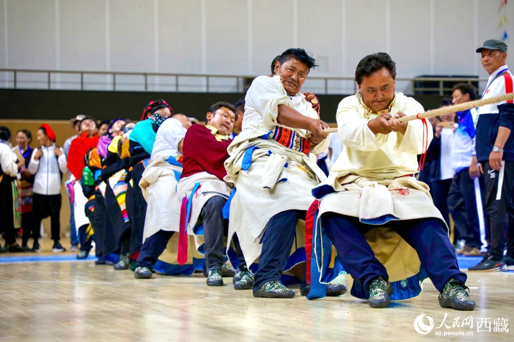 身著民族服裝的農(nong) 牧民選手在拔河比賽現場。