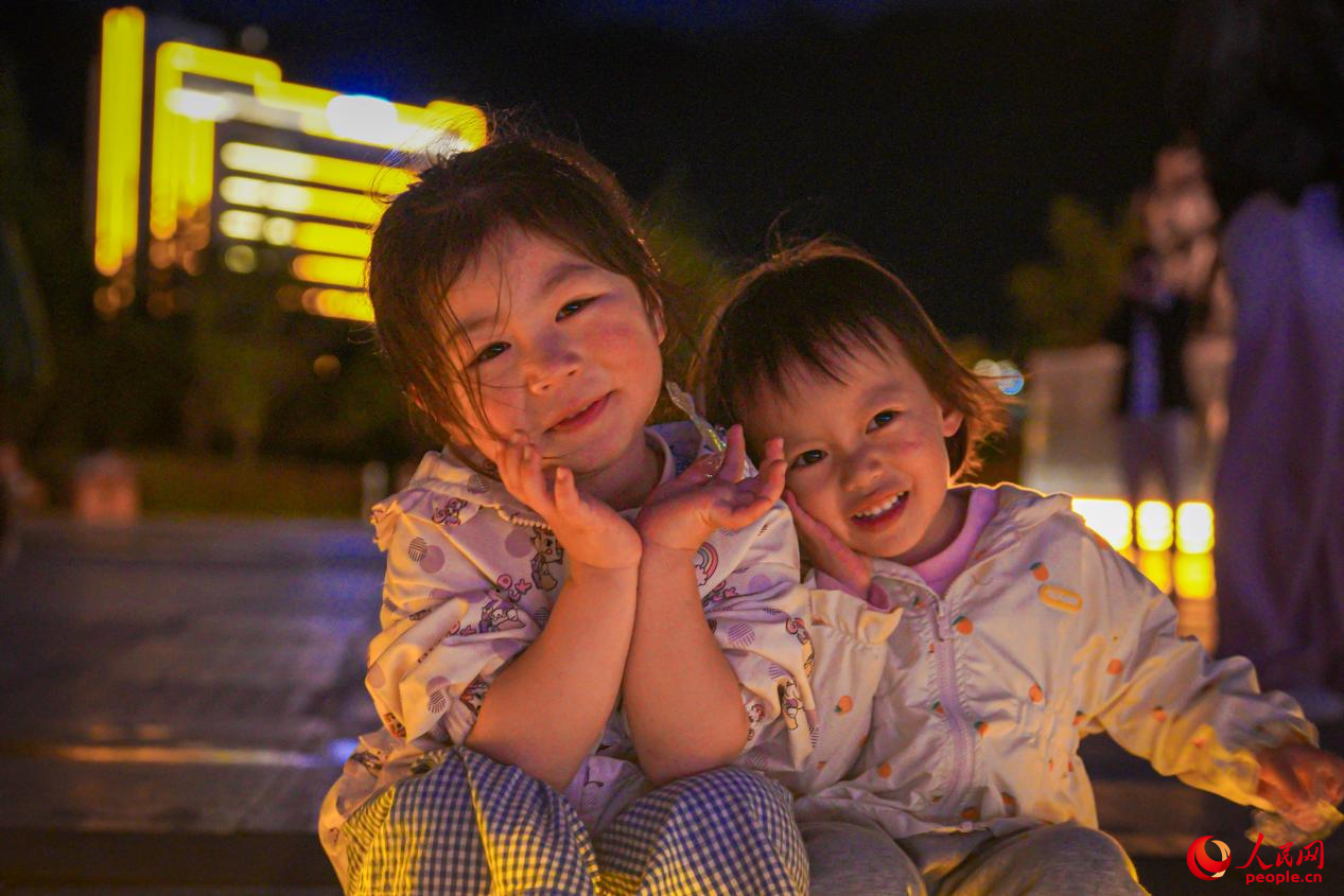 西藏林芝市民族團結廣場上的兒(er) 童。人民網記者 趙晨攝