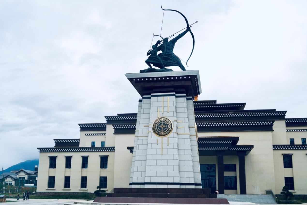 工布公園裏的城市地標雕塑——畢秀之子。人民網記者 益西康珠攝