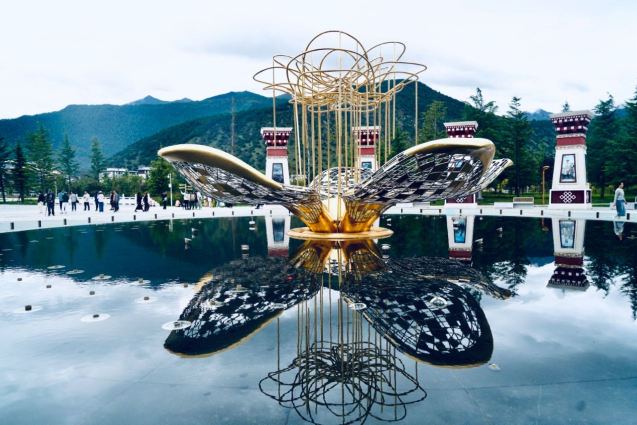 工布公園裏的桃花主題雕塑——萬(wan) 樹桃花。人民網記者 益西康珠攝