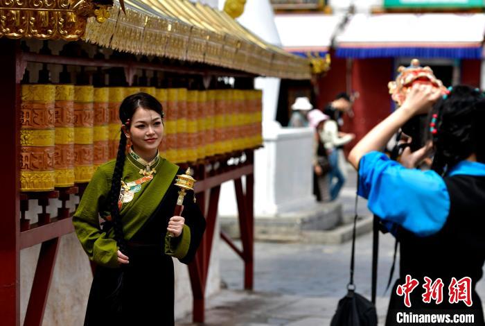 西藏拉薩：旅遊旺季八廓街藏服寫(xie) 真火熱