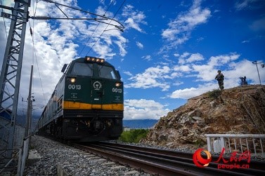 武警西藏總隊拉薩支隊執勤八大隊官兵向駛過的火車行舉(ju) 槍禮。張磊 攝