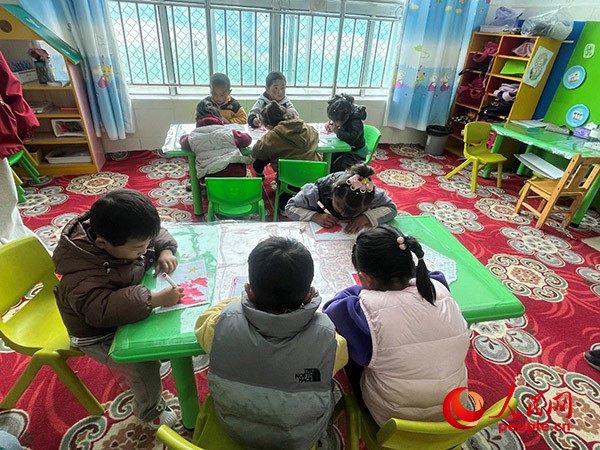 拉多村一所現代化幼兒(er) 園小班孩子們(men) 正在繪畫。張敏穎 攝