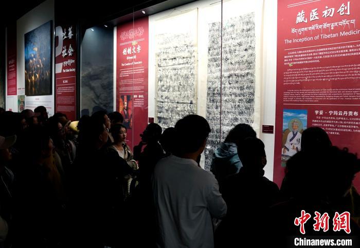 遊客深秋暢遊西藏博物館