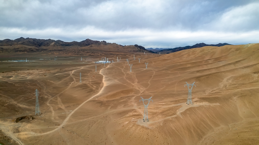 阿裏地區首套電網側(ce) 帶超容構網型SVG工程全景。趙清鵬攝