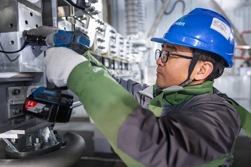 阿裏地區首套電網側(ce) 帶超容構網型SVG工程現場工作人員正在進行投運前螺栓緊固工作。趙清鵬攝