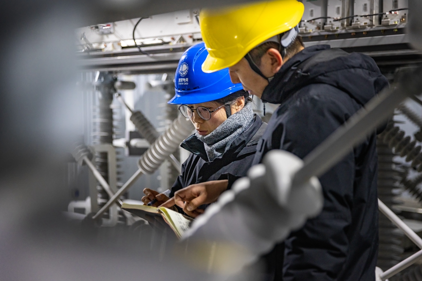 阿裏地區首套電網側(ce) 帶超容構網型SVG工程現場工作人員正在進行投運前設備位置檢查。趙清鵬攝