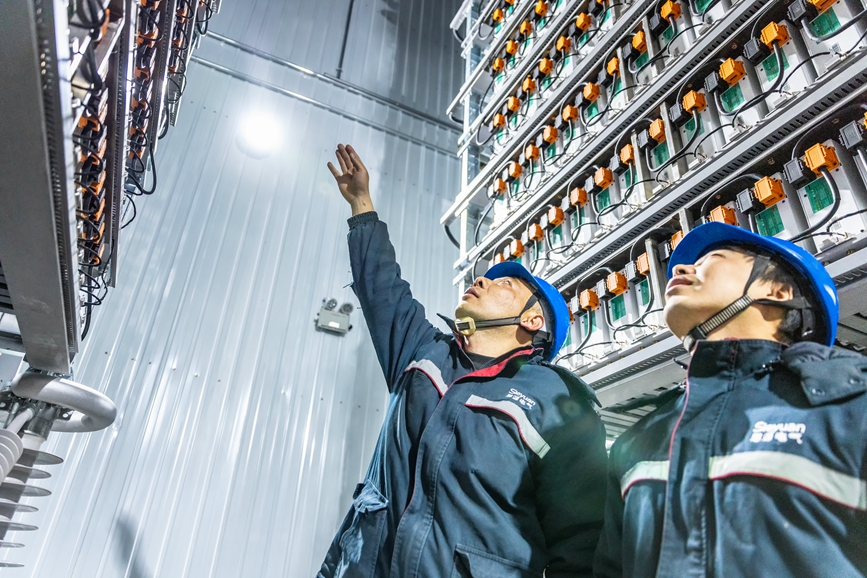 阿裏地區首套電網側(ce) 帶超容構網型SVG工程現場工作人員正在進行投運前設備狀態檢查。趙清鵬攝