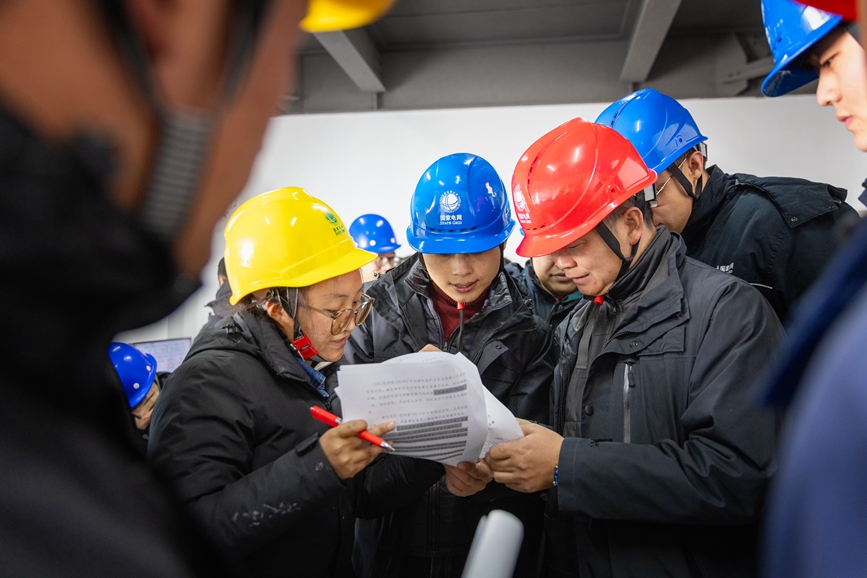 阿裏地區首套電網側(ce) 帶超容構網型SVG工程現場運維人員正在進行投運操作。趙清鵬攝