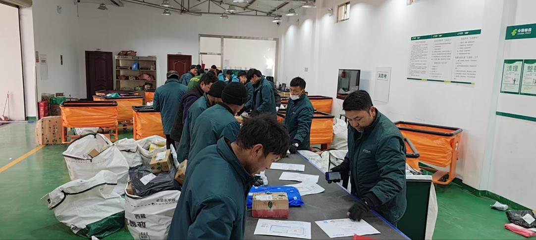 西藏拉薩城東(dong) 營業(ye) 部分揀員正在傳(chuan) 送帶分揀。旦增攝