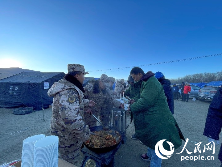 子弟兵為(wei) 受災群眾(zhong) 分發早餐。人民網記者 郝潔攝