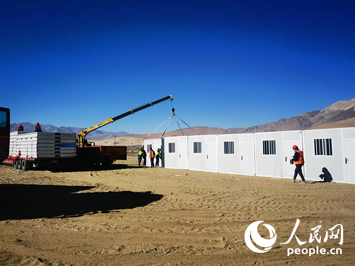 1月9日，在日喀則市定日縣長所鄉(xiang) 森嘎村安置點，工作人員抓緊搭建移動板房，確保受災群眾(zhong) 溫暖過冬。人民網記者 吳雨仁攝