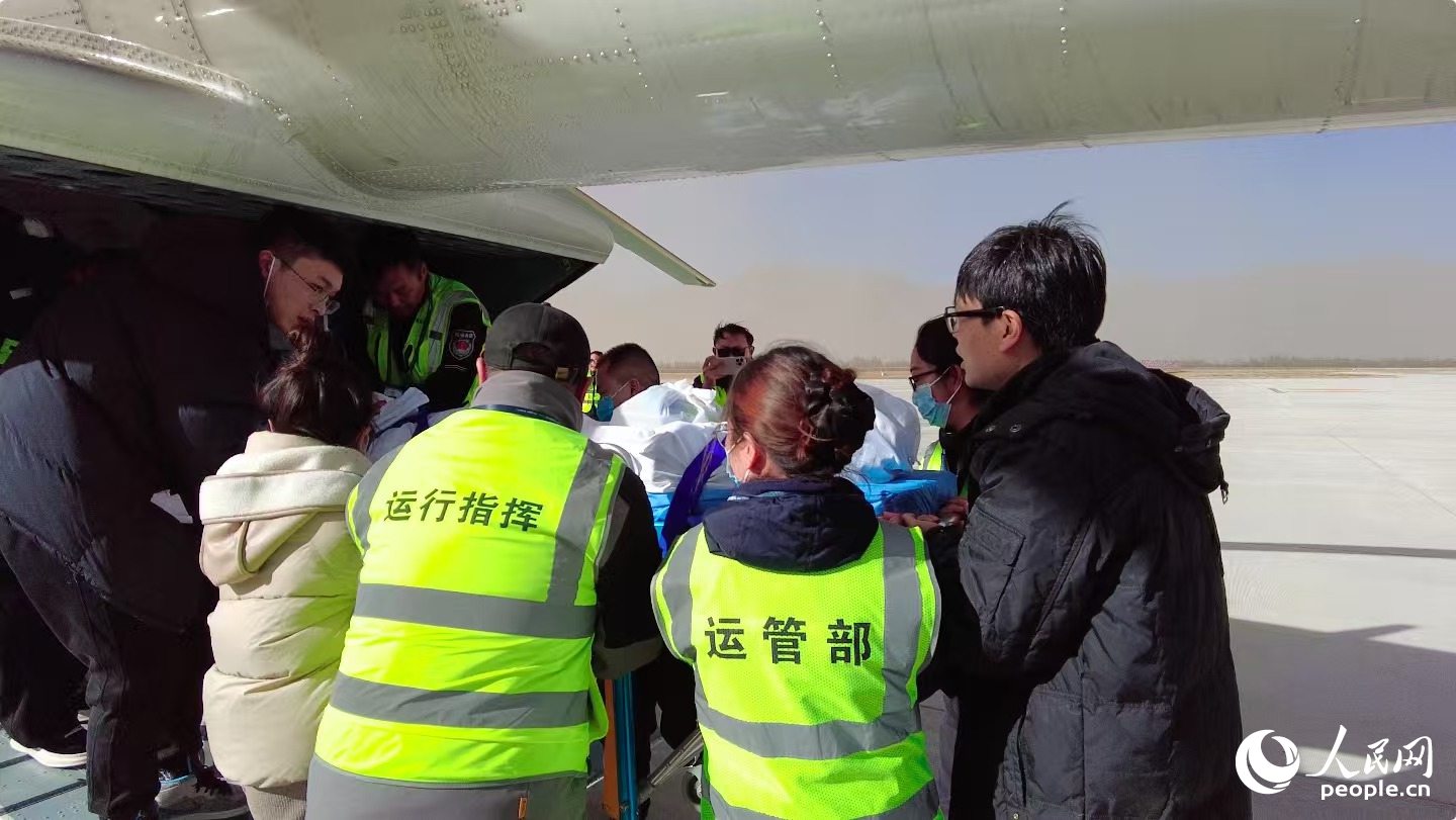 多方工作人員將受傷(shang) 女童安全轉移。周航攝