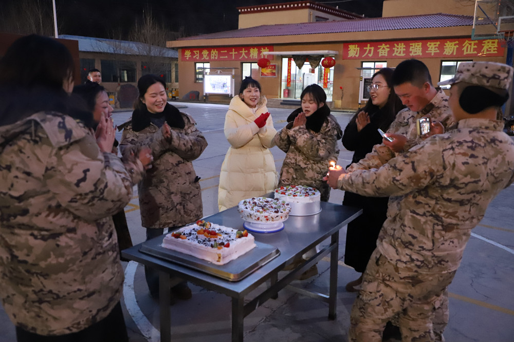 支隊為(wei) 來隊家屬過集體(ti) 生日。霍尹航攝