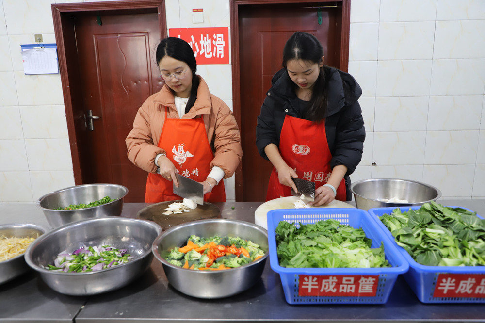 來隊家屬幫廚做家鄉(xiang) 菜。潘錦濤攝